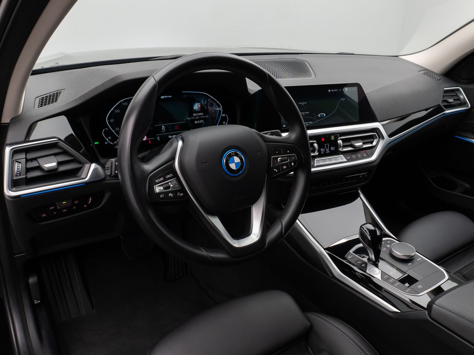 Fahrzeugabbildung BMW 330e Sport Line DAB HiFi WLAN Stop&Go PDC Alarm