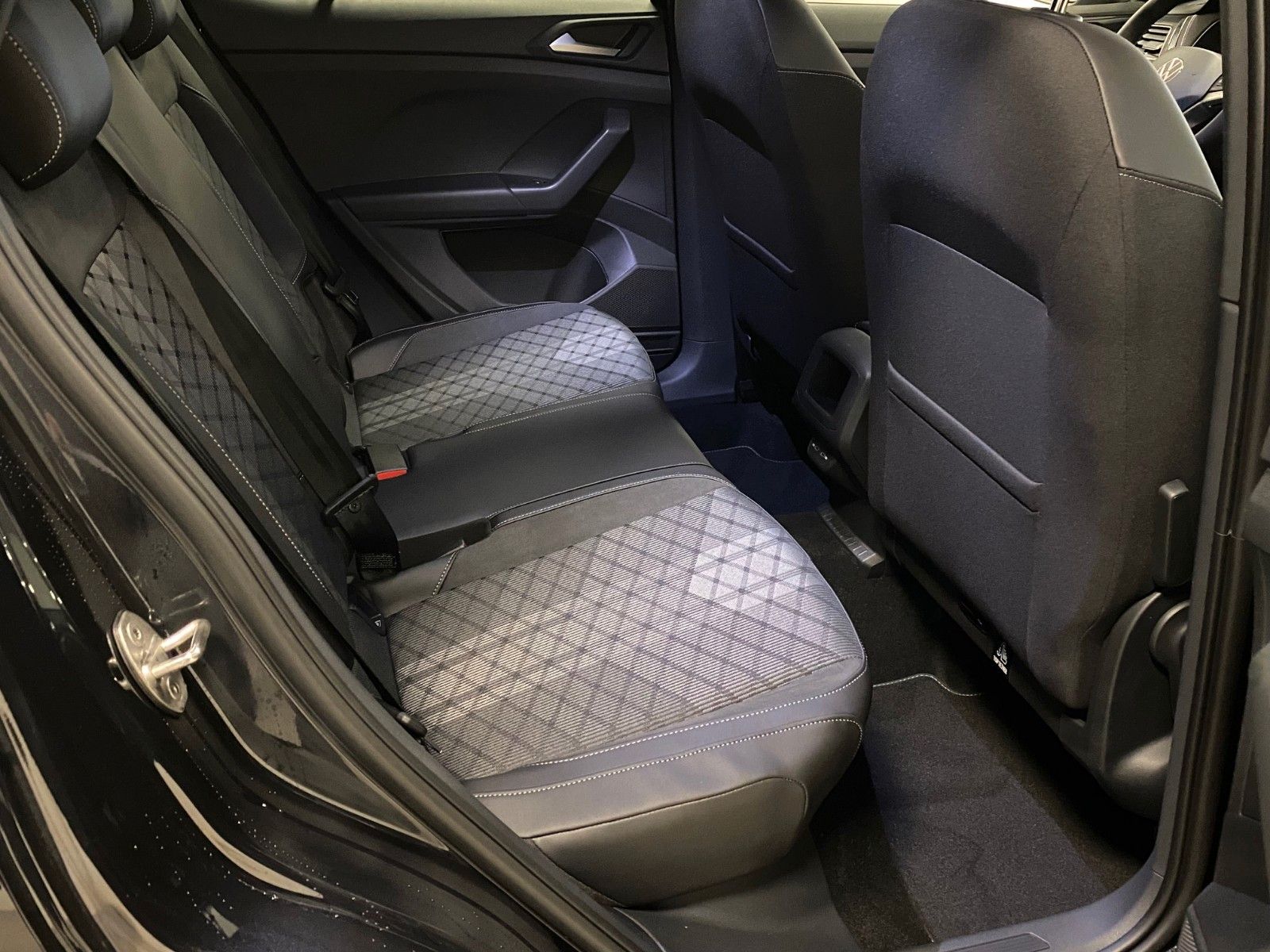 Fahrzeugabbildung Volkswagen T-Cross 1.0 TSI DSG R-Line+NAVIGATION+MATRIX+ACC