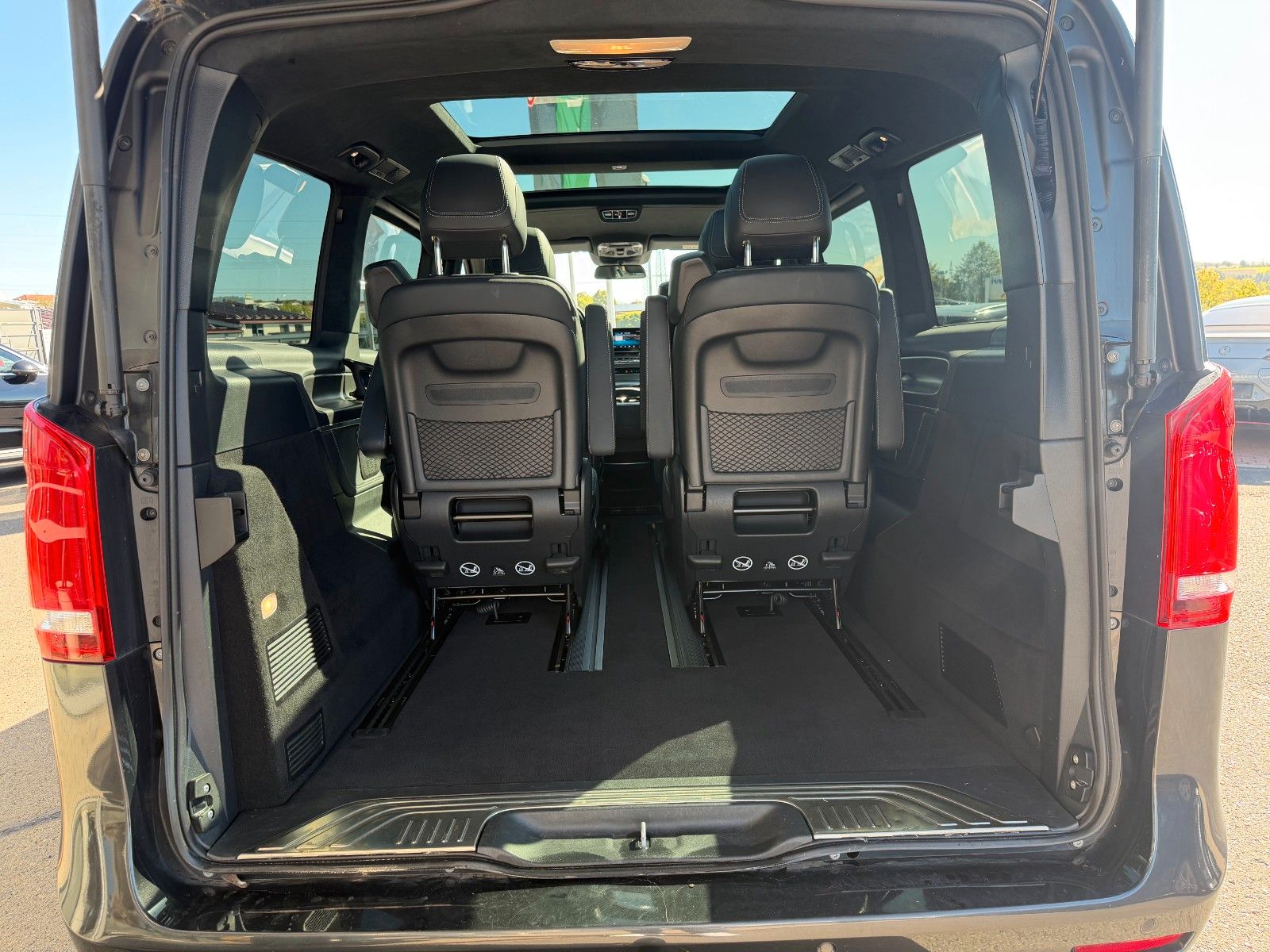 Fahrzeugabbildung Mercedes-Benz V 300 d EXCLUSIVE ED AMG AIRMATICAHK2,5to Pano
