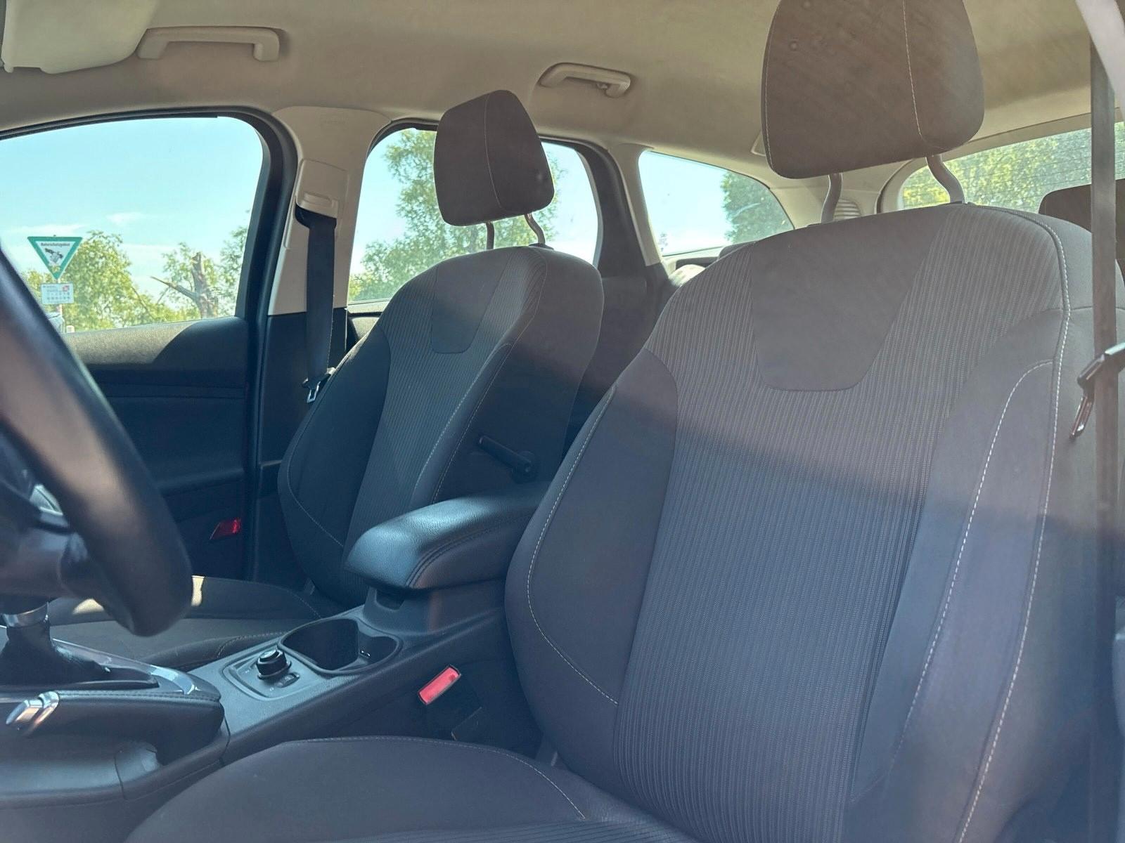 Ford Focus 2012 — photo 10
