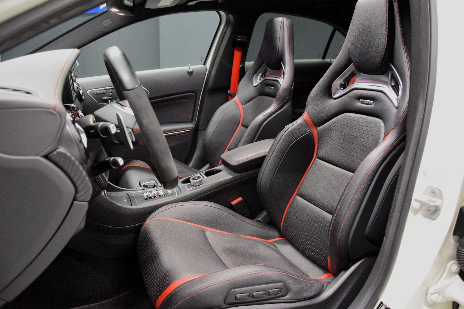 Fahrzeugabbildung Mercedes-Benz A45 AMG EDITION ONE AERO PERFORM PANO DRIVERS