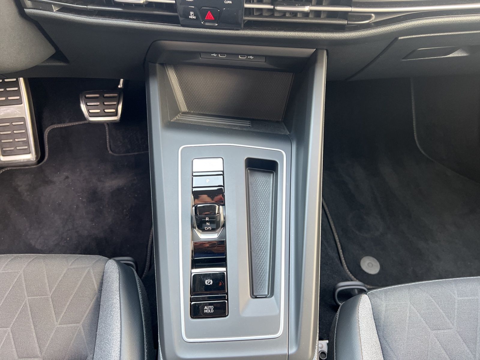 Fahrzeugabbildung Volkswagen Golf VIII Variant TSI Energy DSG LED Navi AID AC