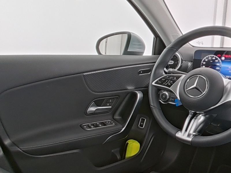 Fahrzeugabbildung Mercedes-Benz A 200 Progressive Adv.*Kamera*LED*MBUX*CarPlay*