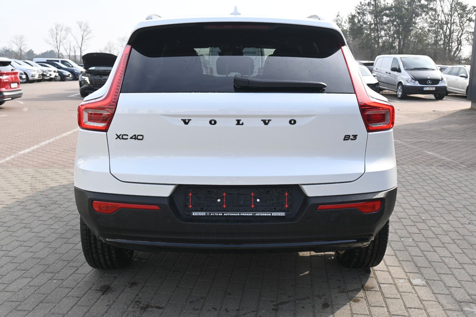 Fahrzeugabbildung Volvo XC40 B3 DKG Plus Black Edition*FSHZG*360*H&K*ACC