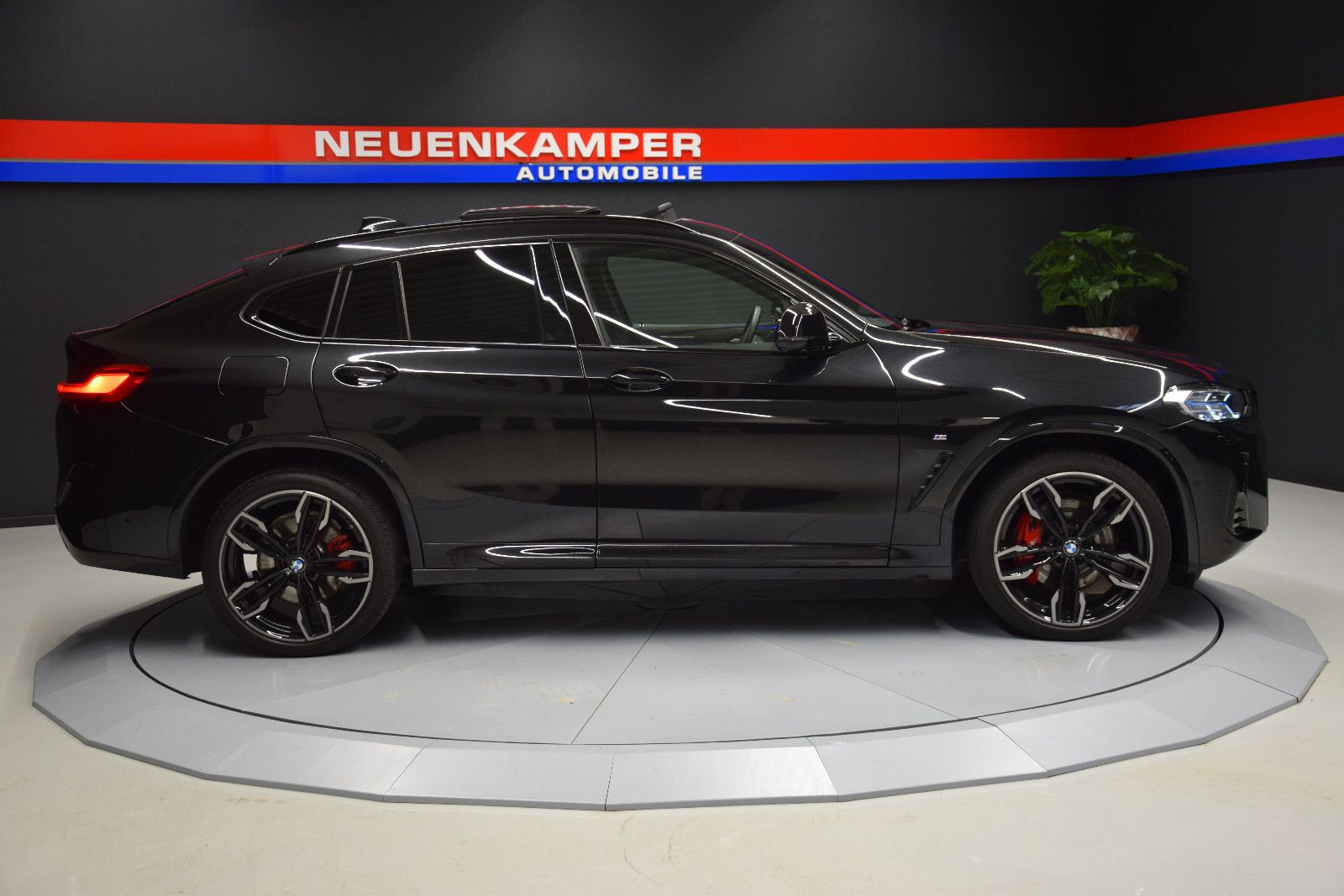 Fahrzeugabbildung BMW X4 M40i xD Laser Pano ACC h/k AHK 360° 21"Memory