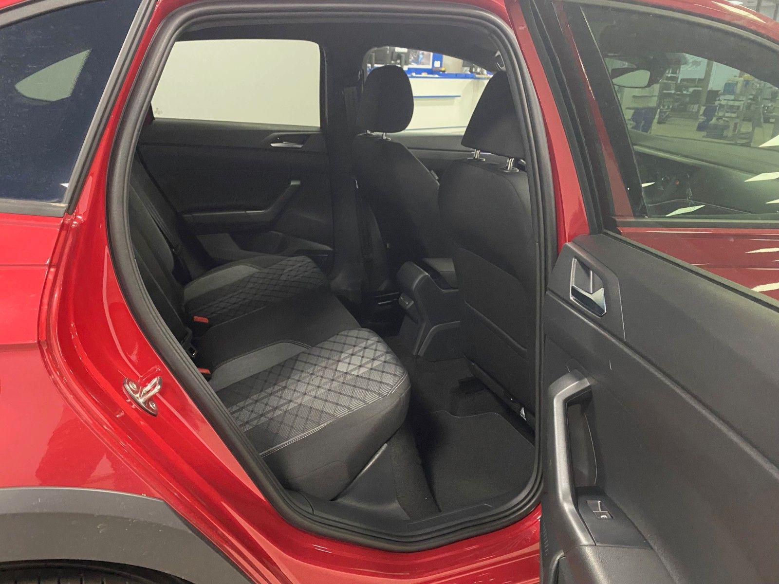 Fahrzeugabbildung Volkswagen Taigo 1.5 TSI DSG R-LINE+Black Style+ACC+Matrix+