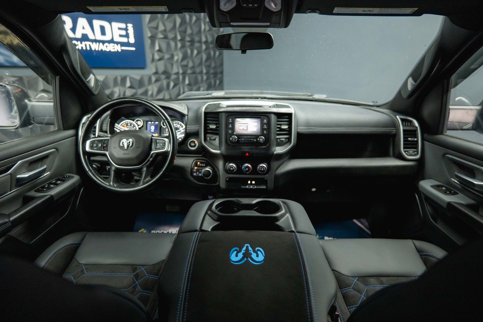 Fahrzeugabbildung Dodge RAM 5.7 V8 HEMI 4x4 OFFROAD NightEdition LONGBED