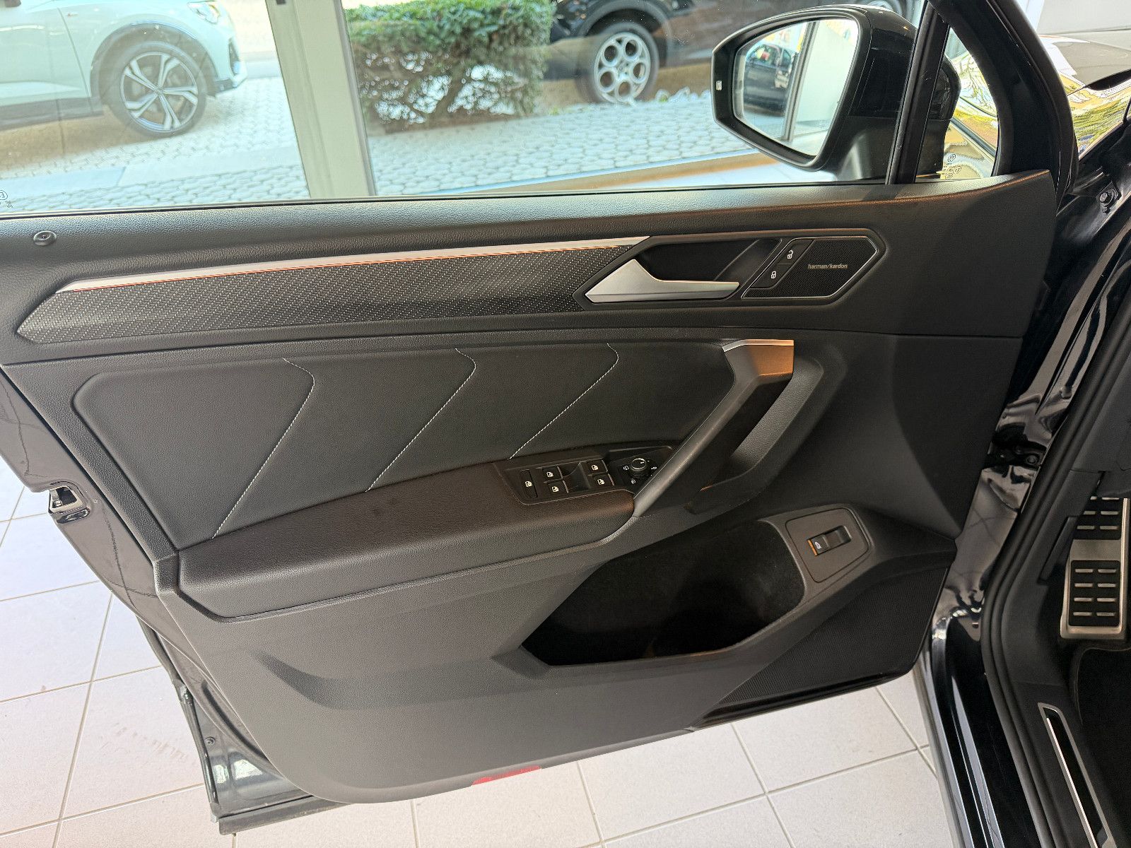 Fahrzeugabbildung Volkswagen Tiguan Allspace R-Line /PANO/HUD/HARMAN-KARDON/