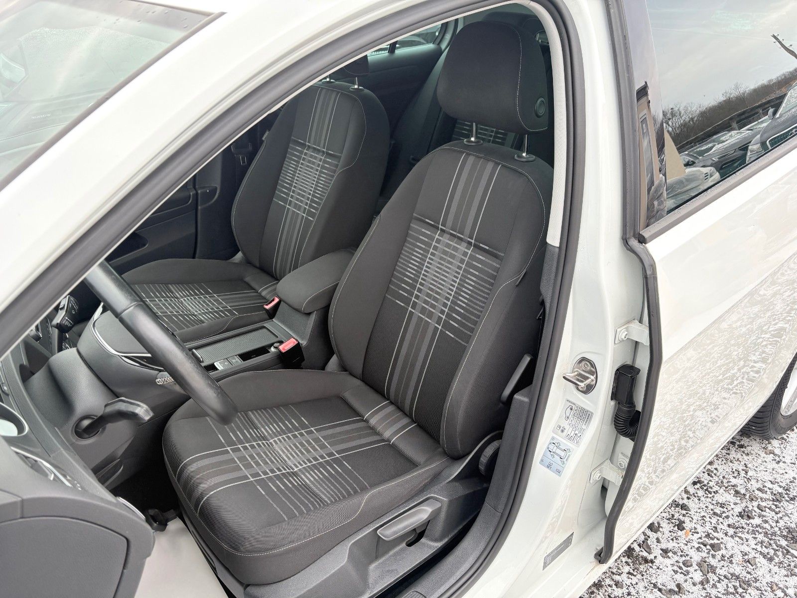 Fahrzeugabbildung Volkswagen Golf VII 2.0TDI Lim. LOUNGE Navi Klima PDC SPORT