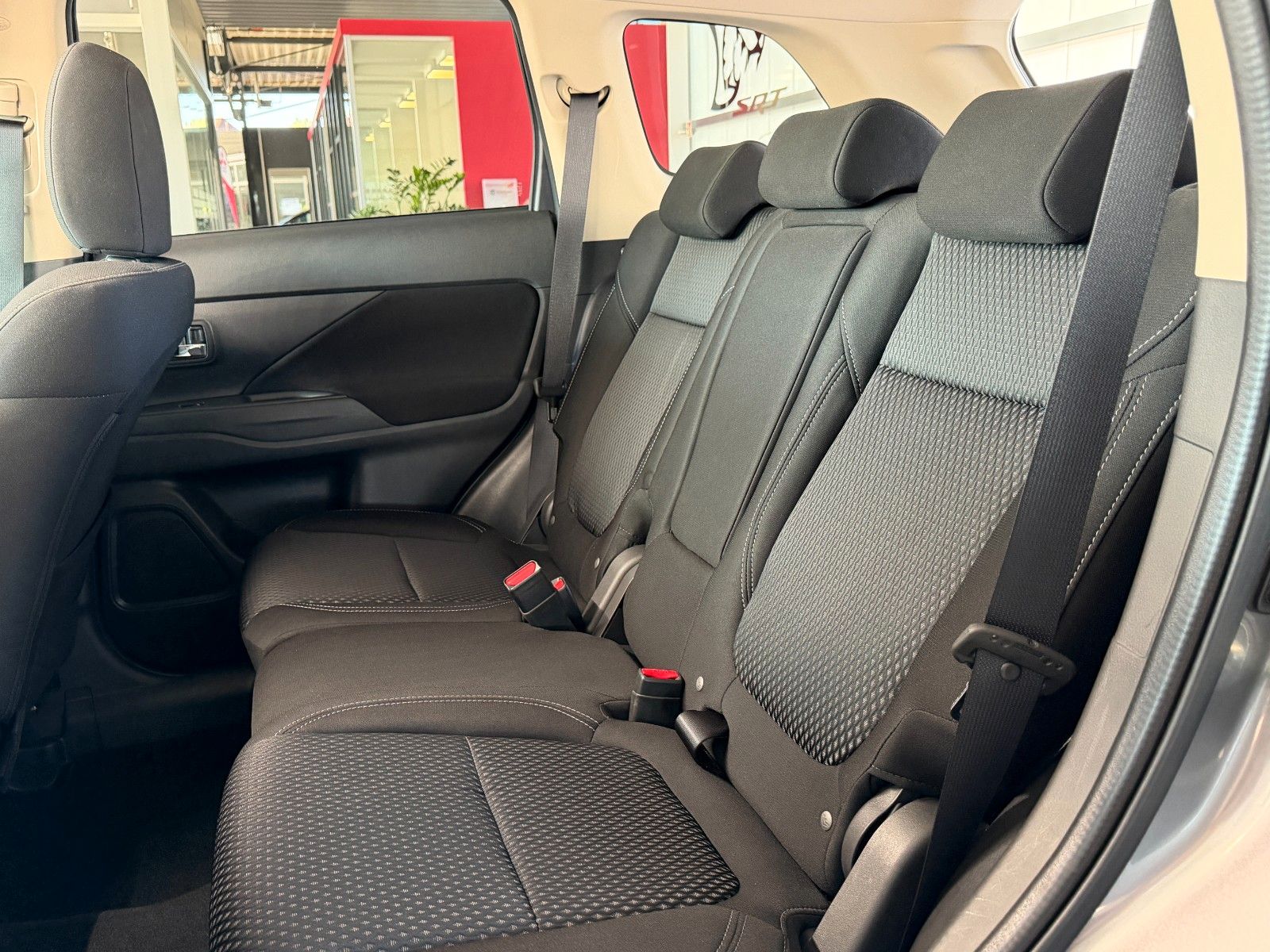 Fahrzeugabbildung Mitsubishi Outlander 2.0 Diamant Edition 2WD "AHK"