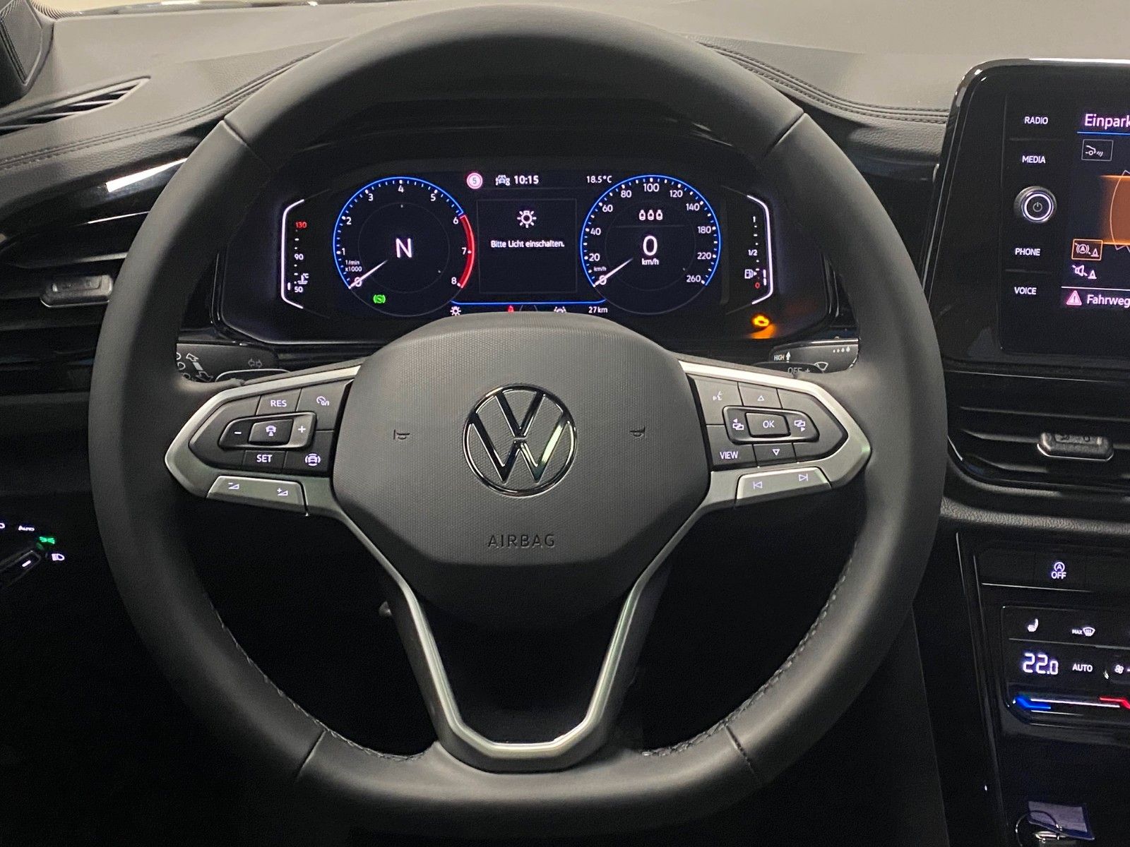 Fahrzeugabbildung Volkswagen T-Roc 1.5 TSI DSG+STYLE+PANORAMA+AHK+GARANTIE+BC