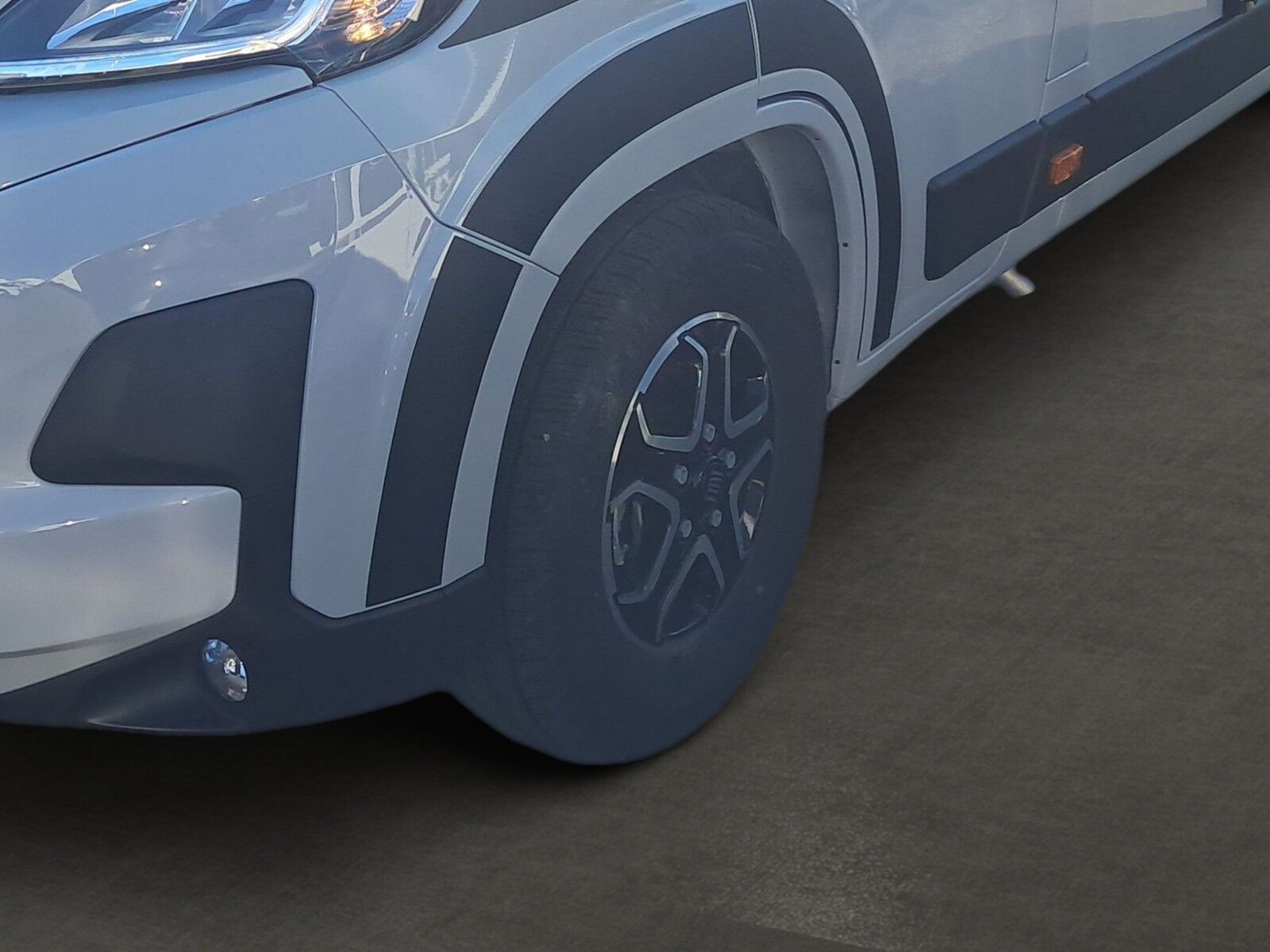Fahrzeugabbildung Chausson Van Sport Line V690 Solar, Markise, RFK, Arctic