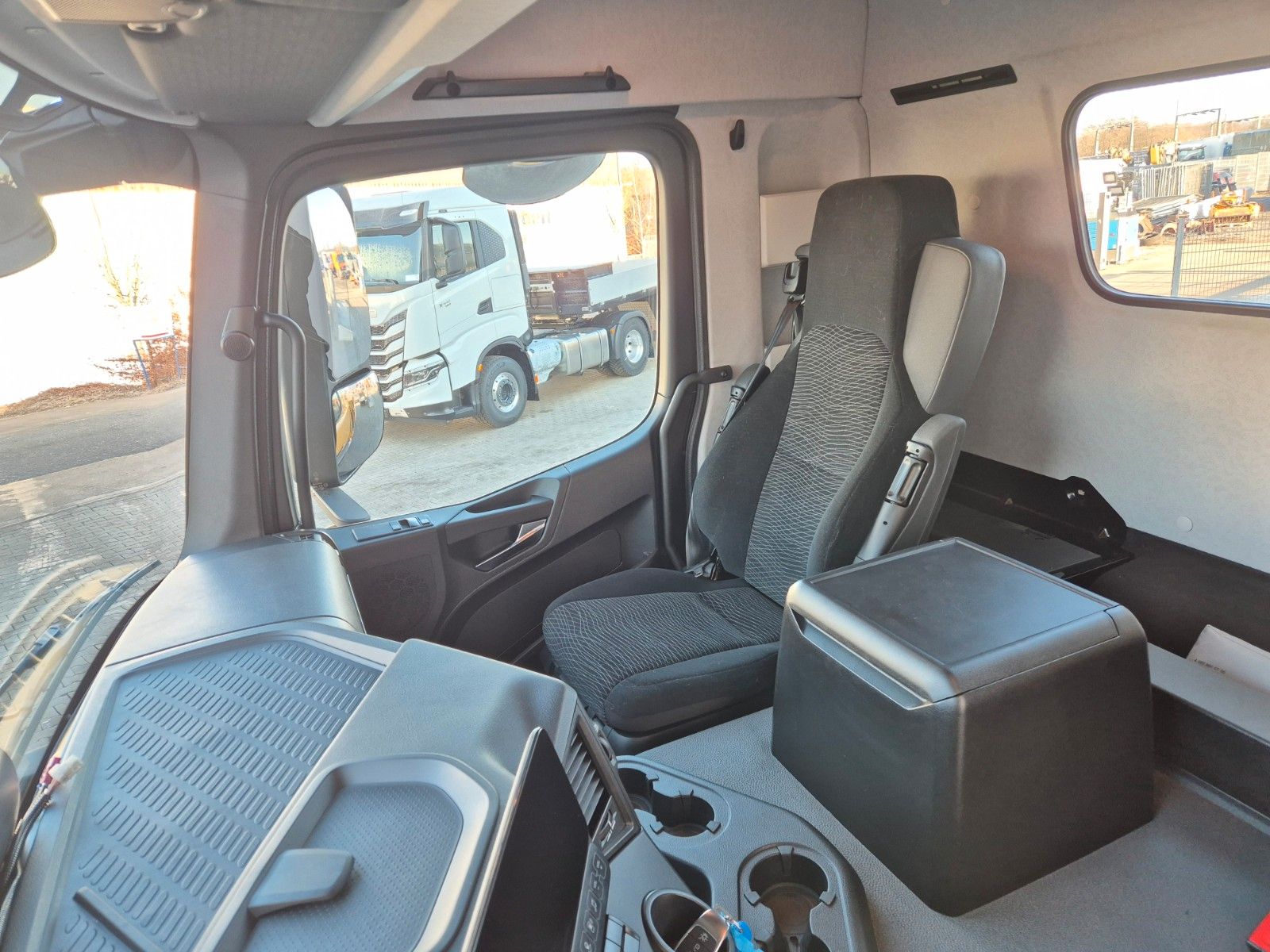 Fahrzeugabbildung Mercedes-Benz Arocs 1836 AK 4x4 Meiller AHK