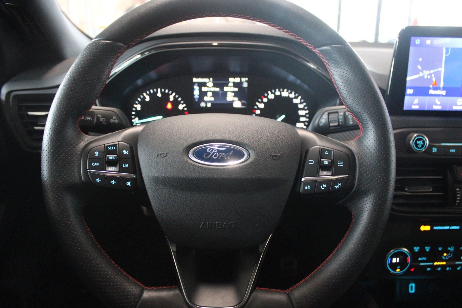 Fahrzeugabbildung Ford Focus 1,5 EB ST-Line Pano HUD LED ACC CAM Winter