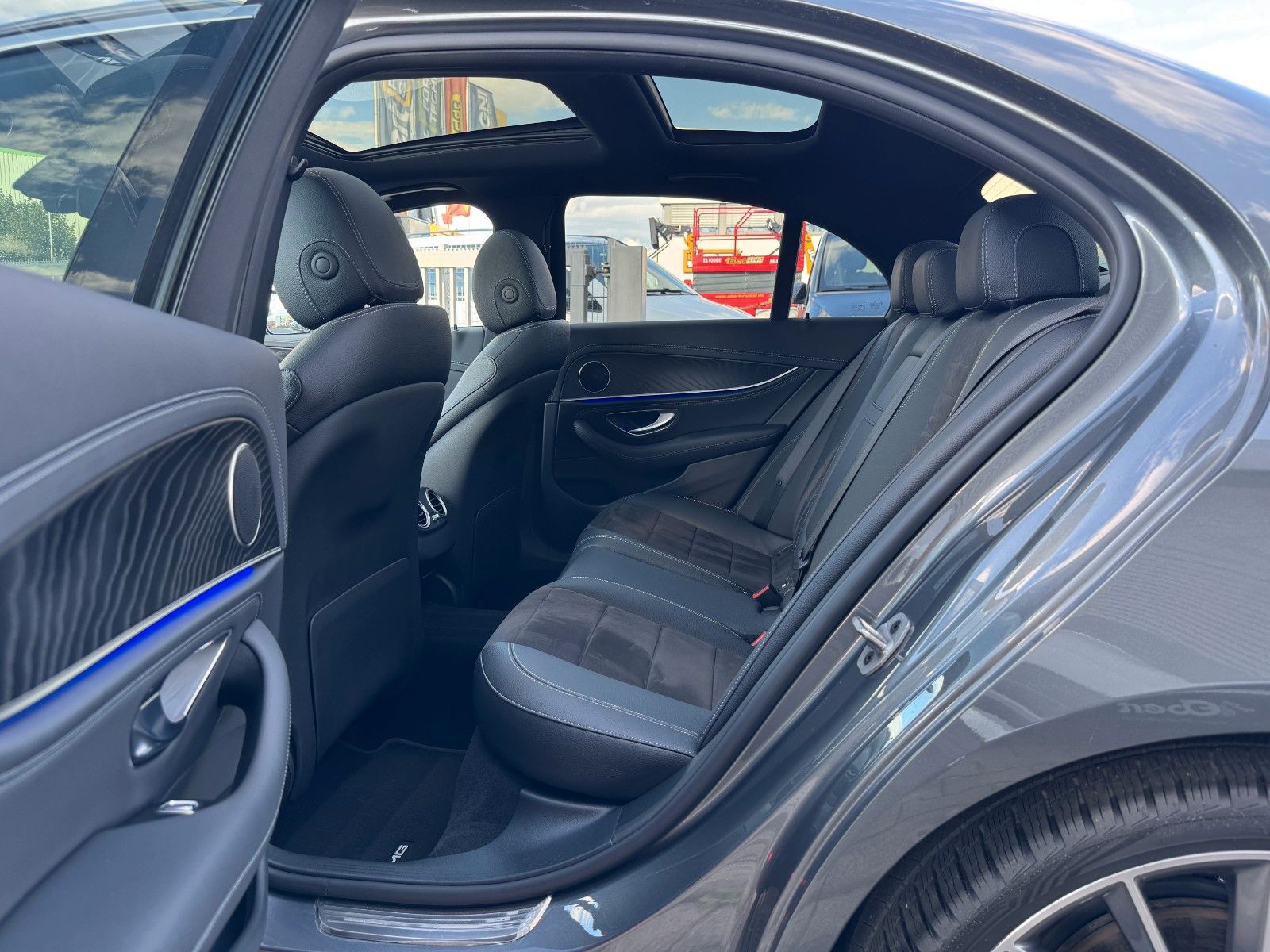 Fahrzeugabbildung Mercedes-Benz E 220d AMG+Pano+MultiBeam+Ambiente+TotW+360
