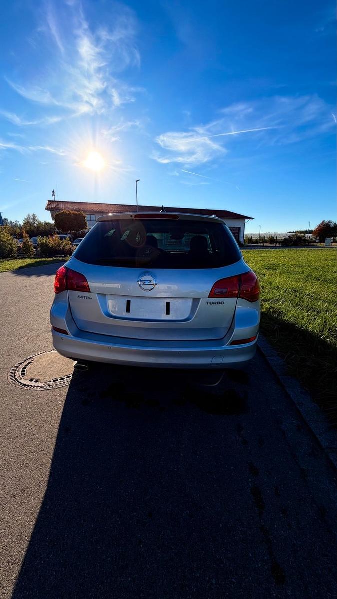 Opel Astra 2011 — photo 6