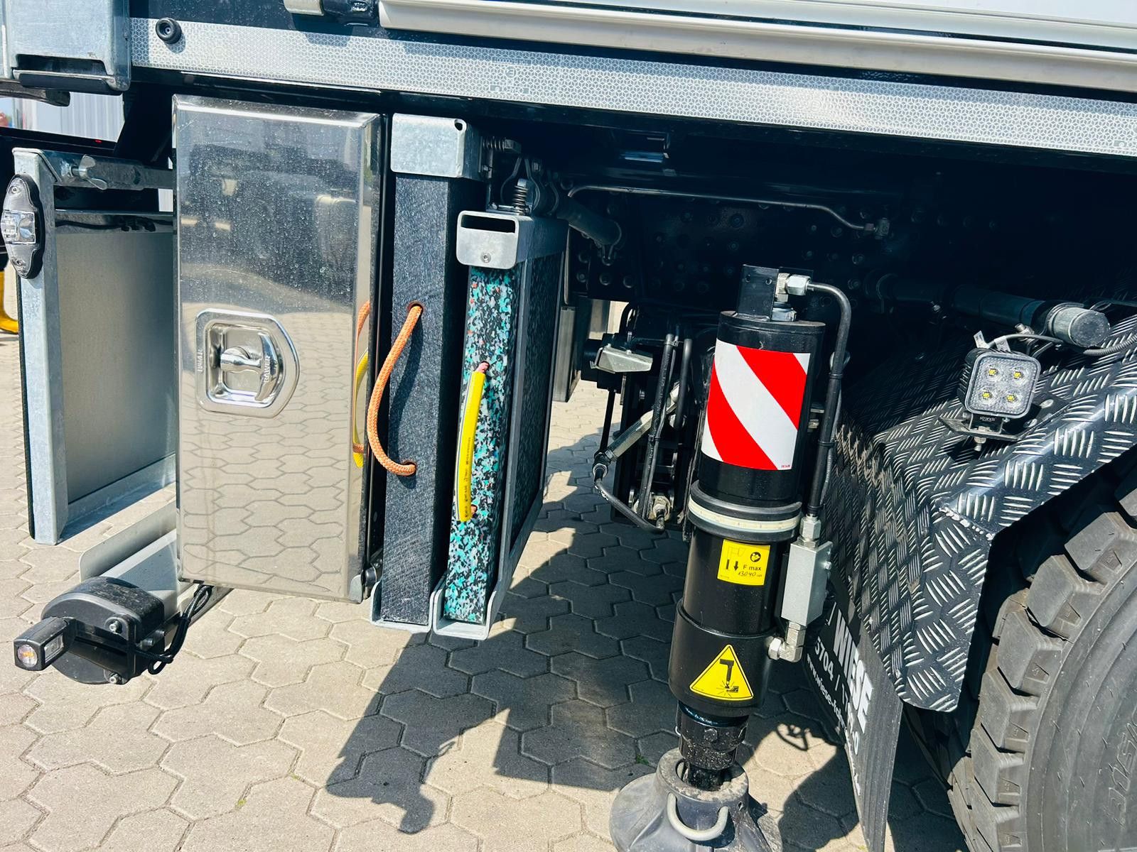 Fahrzeugabbildung MAN TGS 41.520 8x8 mit Fassi Ladekran F710RA.2.26