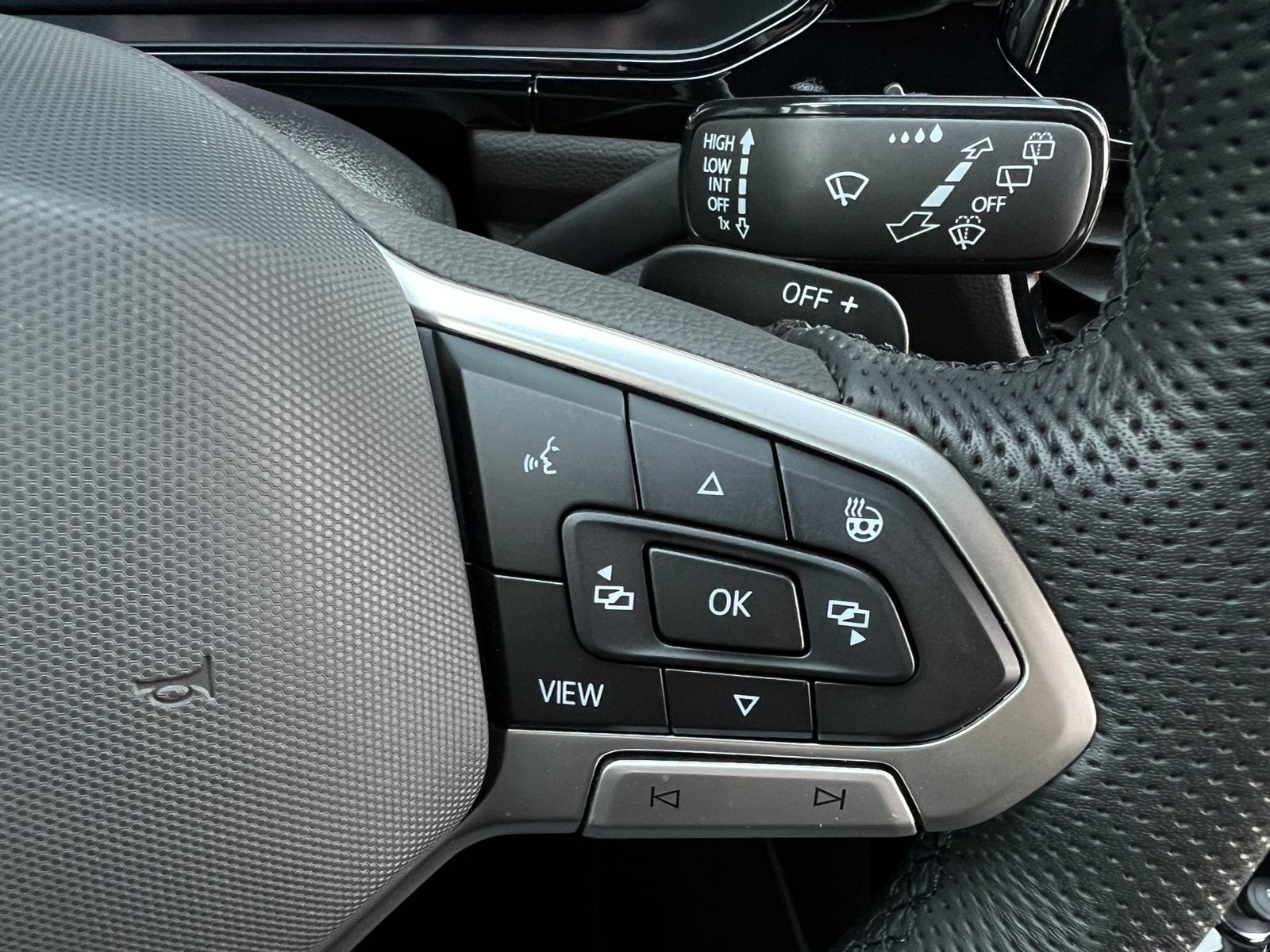 Fahrzeugabbildung Volkswagen T-Roc R-Line 1.5 TSI DSG *AHK,LED,BlackStyle,PDC