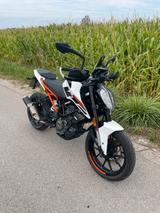 KTM 125 Duke, digit. Cockpit/TÜV-Kettens.-Reifen neu - KTM 125