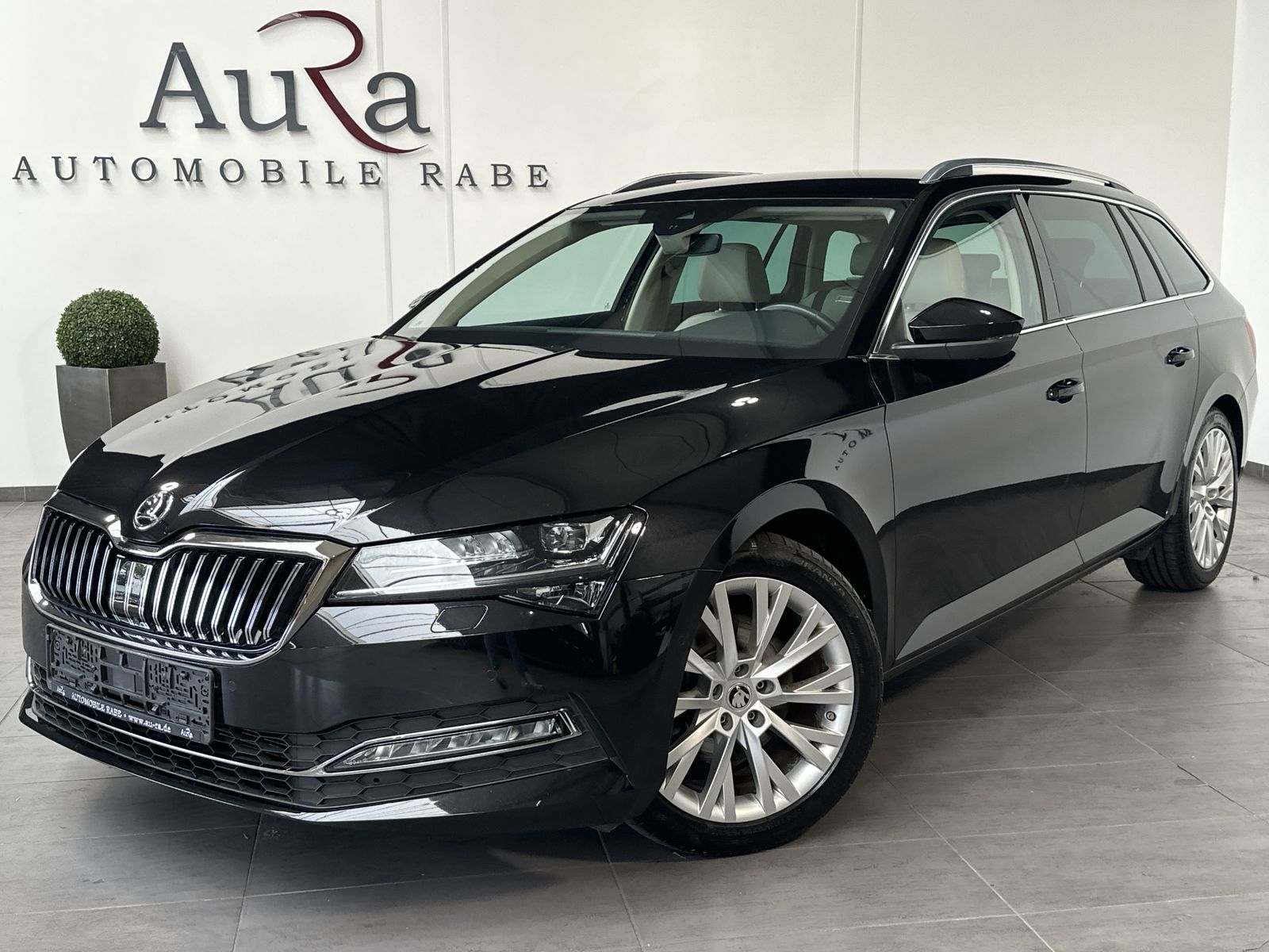 Fahrzeugabbildung SKODA Superb Combi Premium Edition NAV+LED+ACC+18ZO+VC