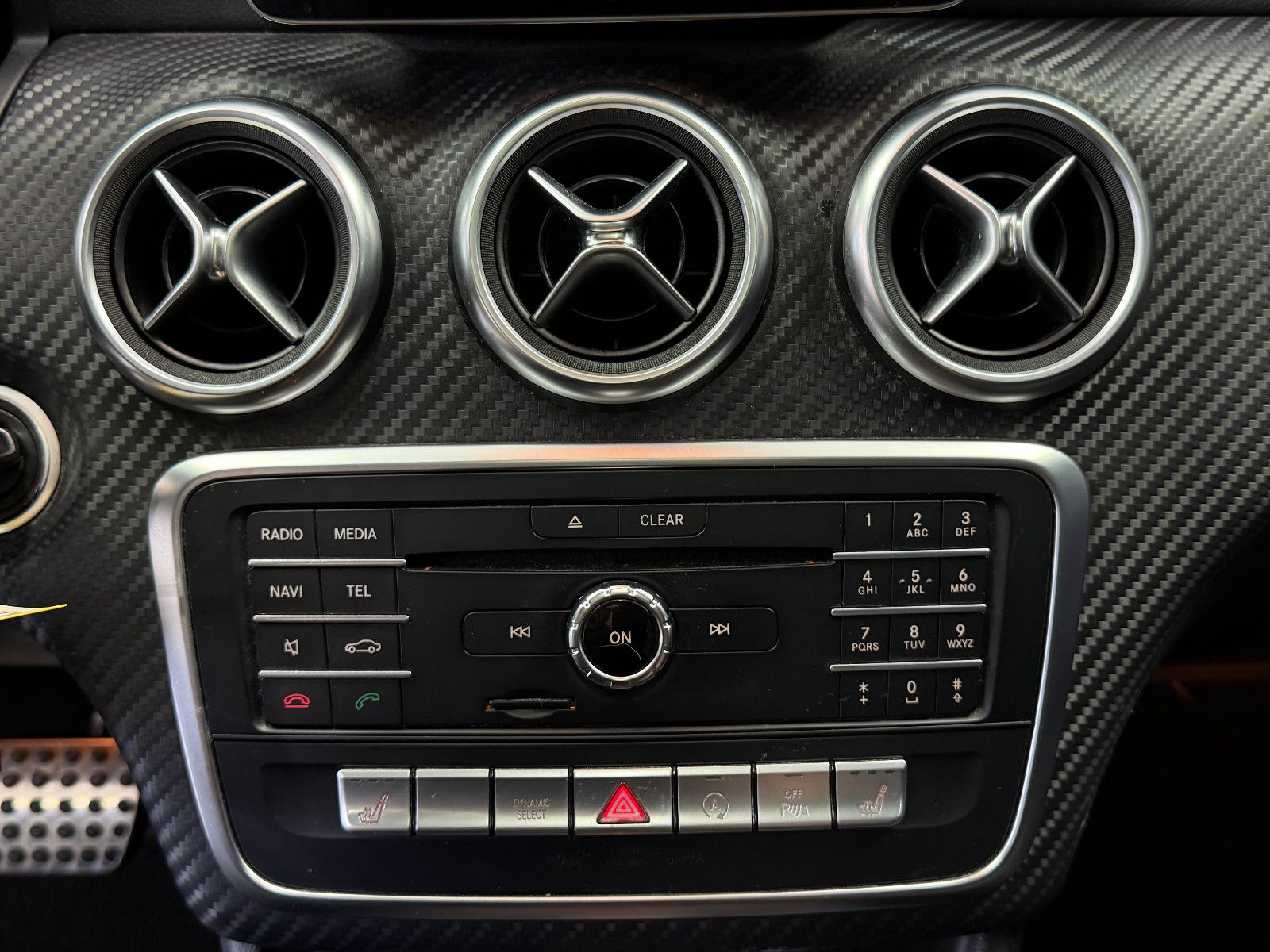Fahrzeugabbildung Mercedes-Benz A 250 4Matic AMG-LINE|PANORAMA|7G AUTOMATIK|