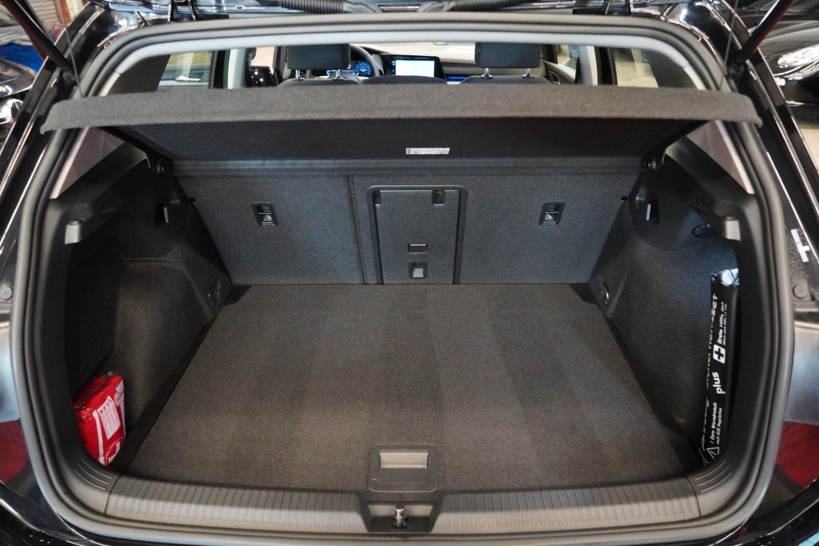 Volkswagen Golf 8 1.5 TSI Lim.  IQ. Light 1.Hand*LED*ACC*