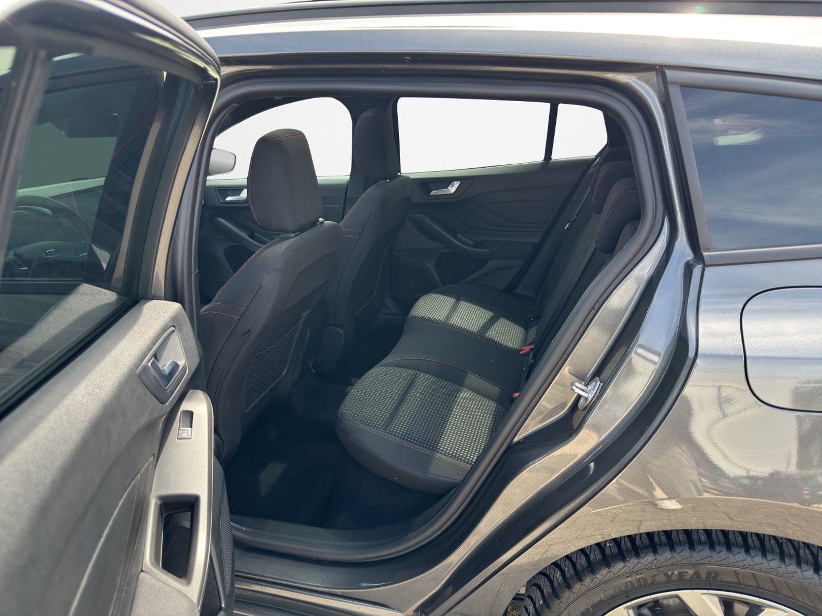 FORD Focus Turnier 1.0 ST-LINE AUTOMATIK / NAVI / AHK - Image 15