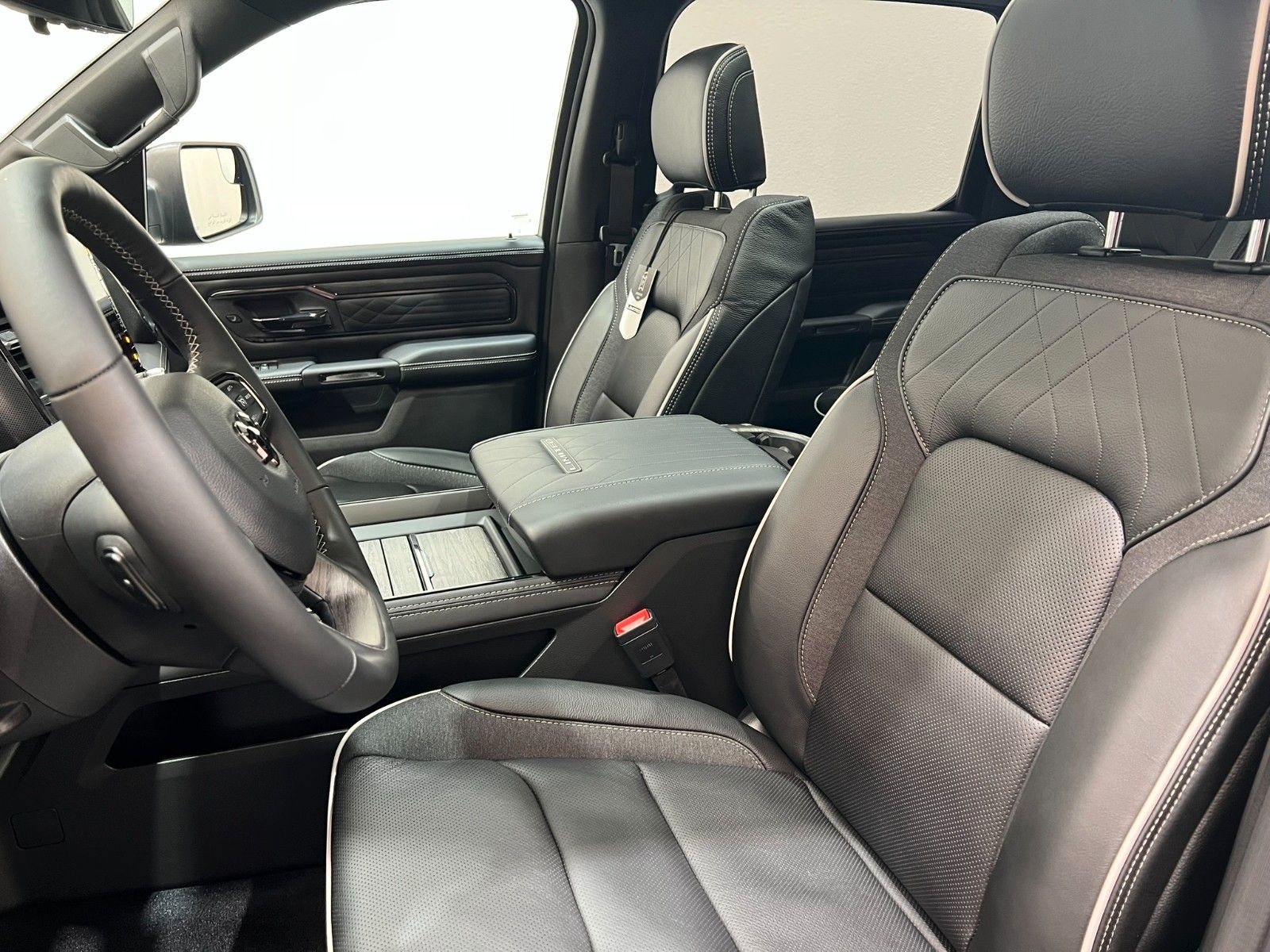 Fahrzeugabbildung Dodge RAM 1500 Limited Night  5,7L V8 HEMI / MFT