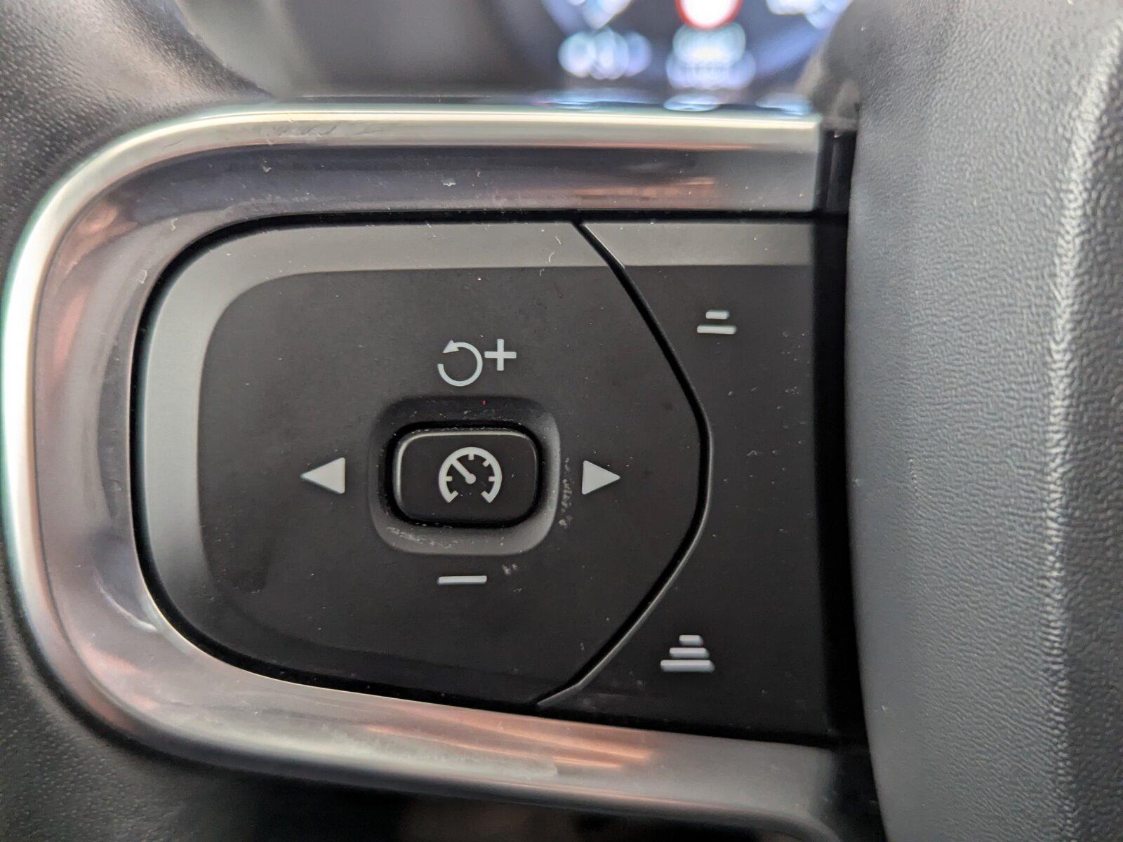 Volvo XC 40 D4 AWD Momentum LED+STDHZG+ACC+CARPLAY+