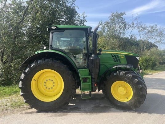 John Deere 6215R