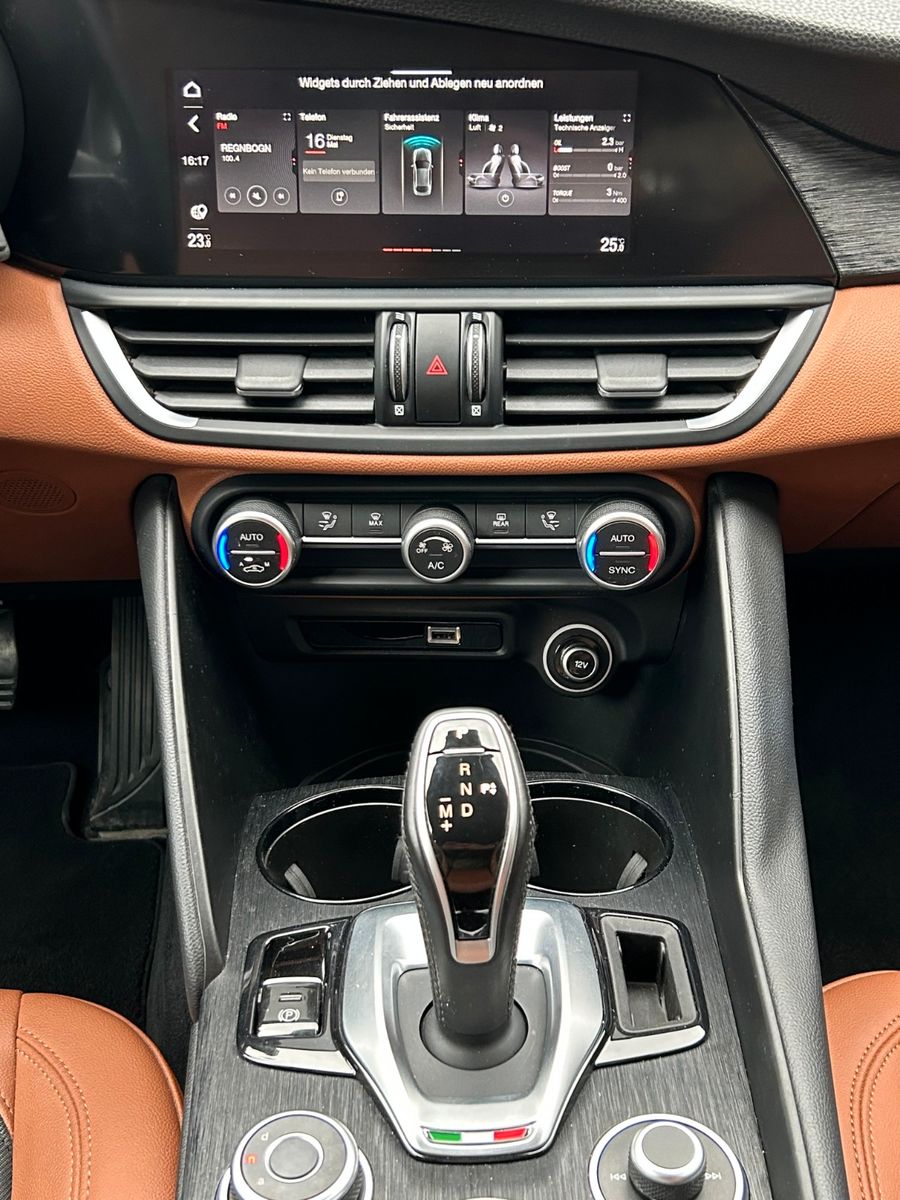 Fahrzeugabbildung Alfa Romeo Giulia 2.0T AT8 Super Bi-Xen Kam Mirror Leder BT