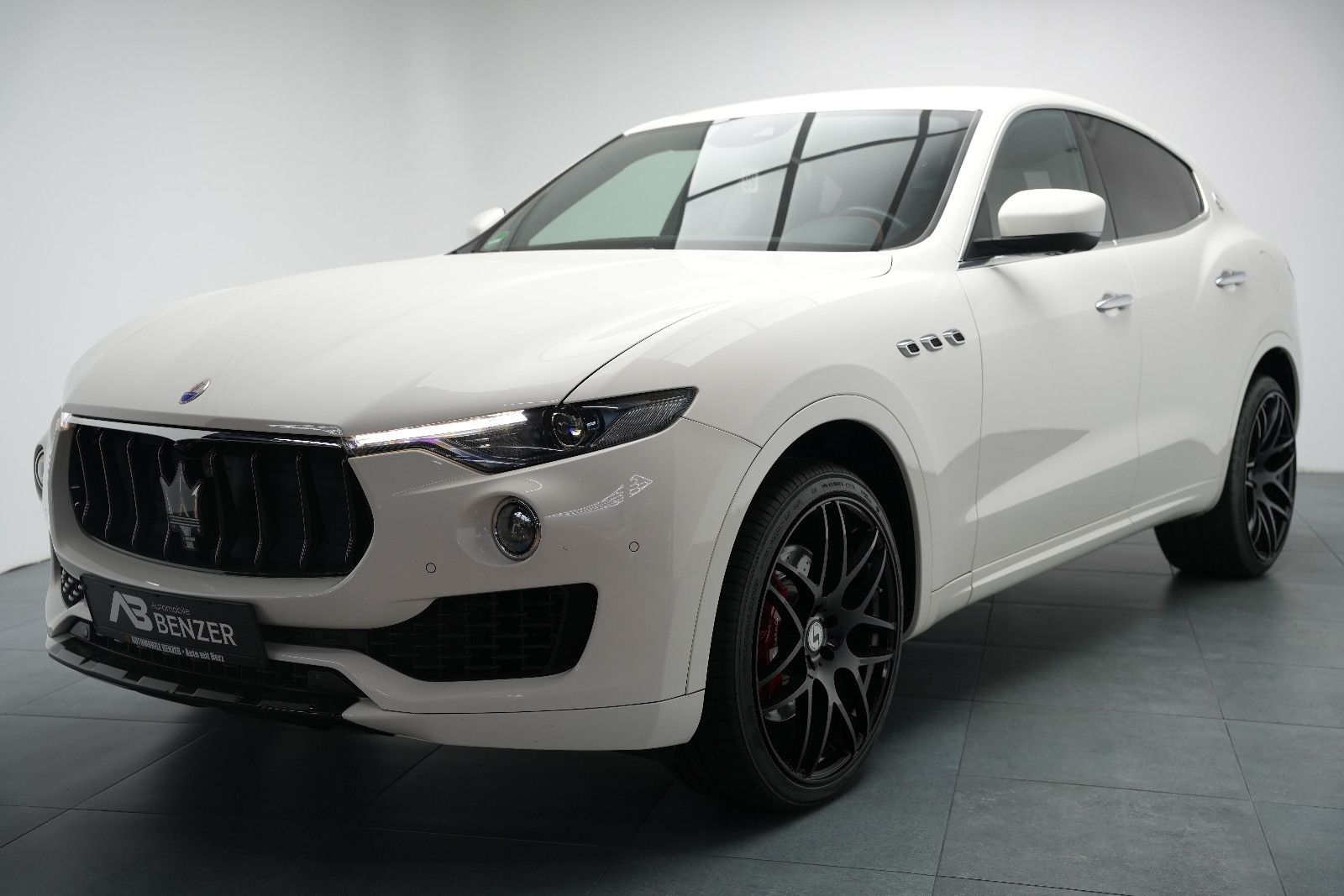 Fahrzeugabbildung Maserati Levante S/CARBON/HARMAN-KARDON/KAMERA/BRD