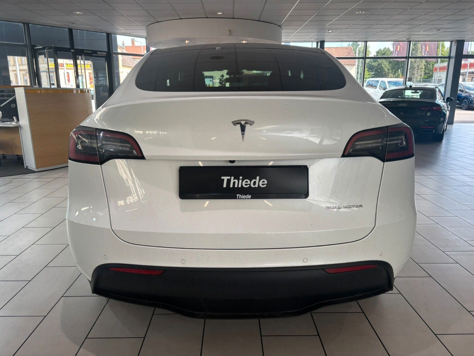 Fahrzeugabbildung Tesla Model Y Long Range Dual AWD SHZ/NAVI/19"ALU/ALLW