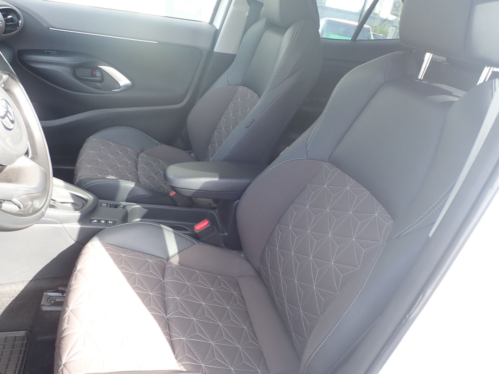 Fahrzeugabbildung Toyota Yaris Cross 1.5 Hybrid Elegant 4X2