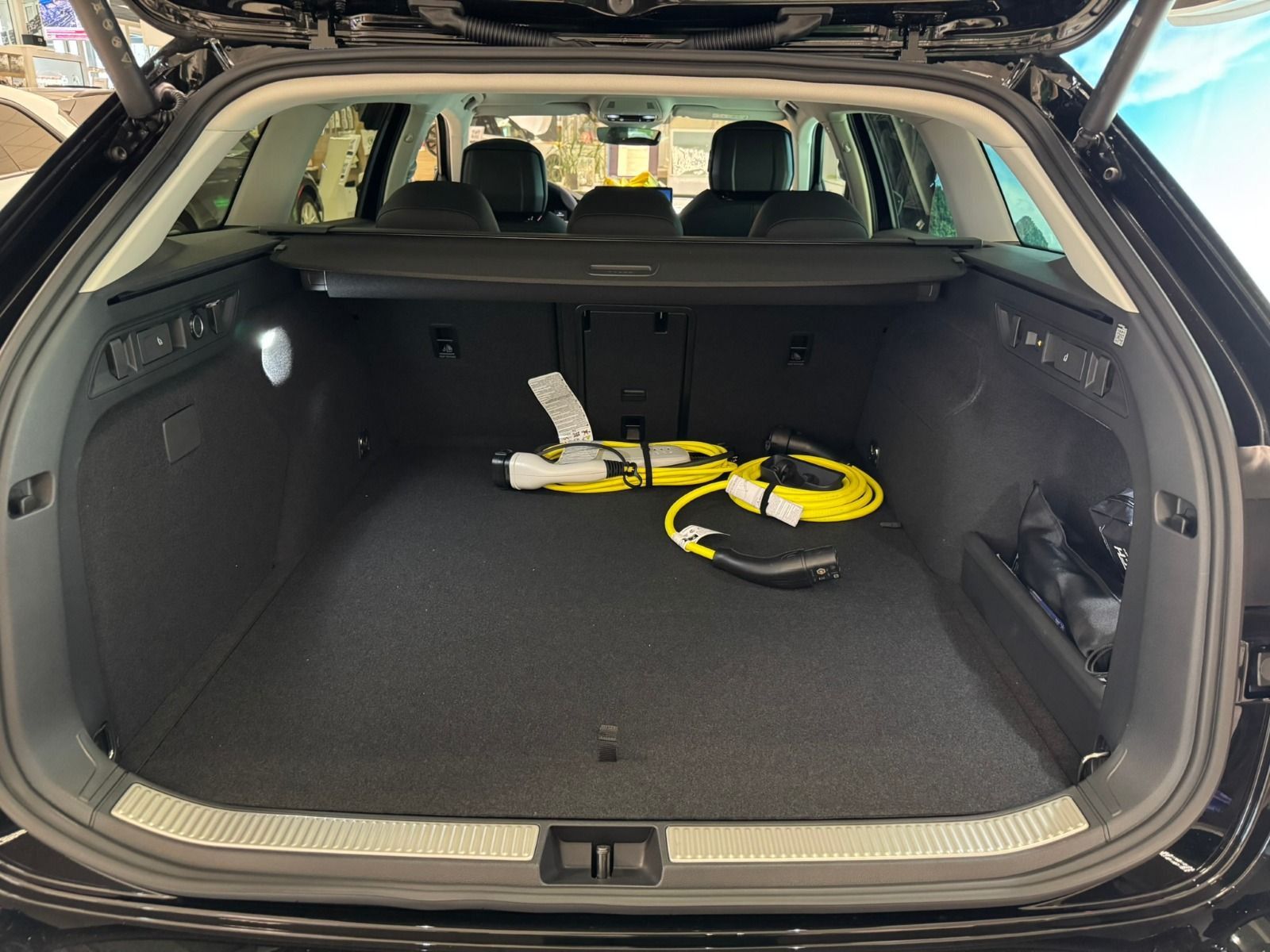 Fahrzeugabbildung SKODA Superb Combi 1.5 TSI iV 204PS DSG*RFK*19Zoll*Mas