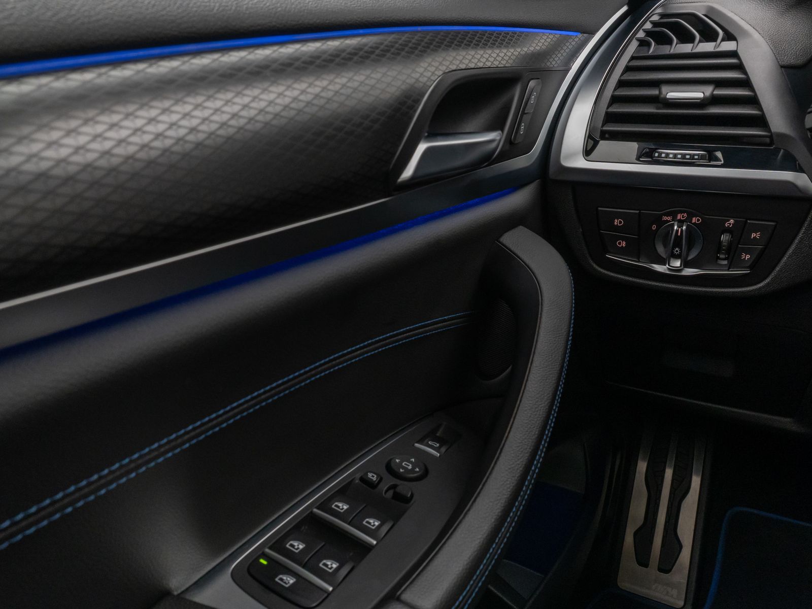 Fahrzeugabbildung BMW X4 xD20d M Sport X Panorama HUD HiFi Komfort 20"