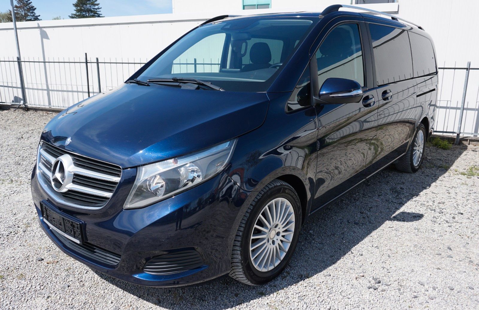 Fahrzeugabbildung Mercedes-Benz V 220d EDITION lang  7 Sitze,Navi,AHK,SR+WR