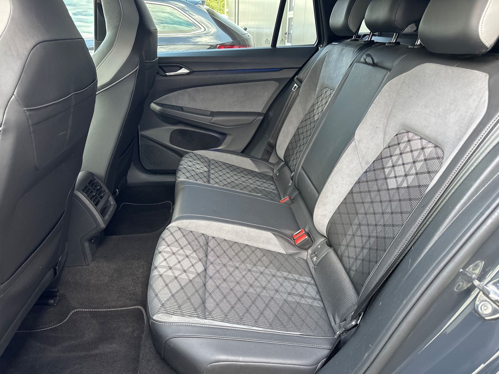 Fahrzeugabbildung Volkswagen Golf Variant R-Line NAV+LED+AHK+KAMERA+ACC+18ZO
