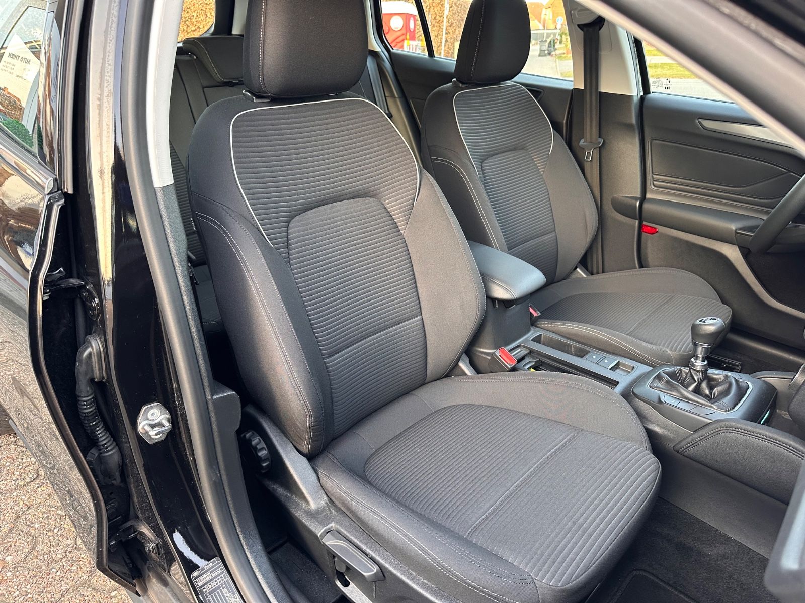 Fahrzeugabbildung Ford Focus Turnier Titanium 1.0 EB Navi/APP/LED/eHeck