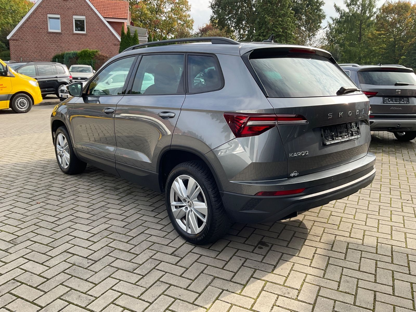 Fahrzeugabbildung SKODA Karoq 1.5l TSI DSG ACC,Kamera,Navi,LED,ACC