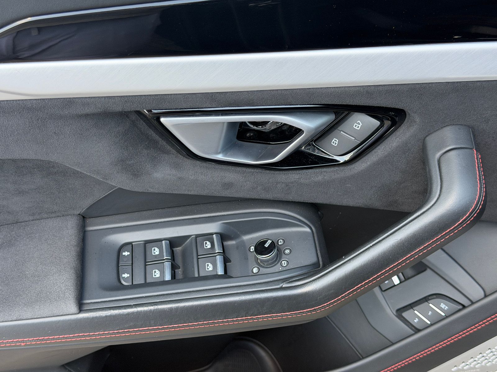 Fahrzeugabbildung Lamborghini Urus/PANO/23ZOLL/B&O-3D/360KAM/HEAD-UP