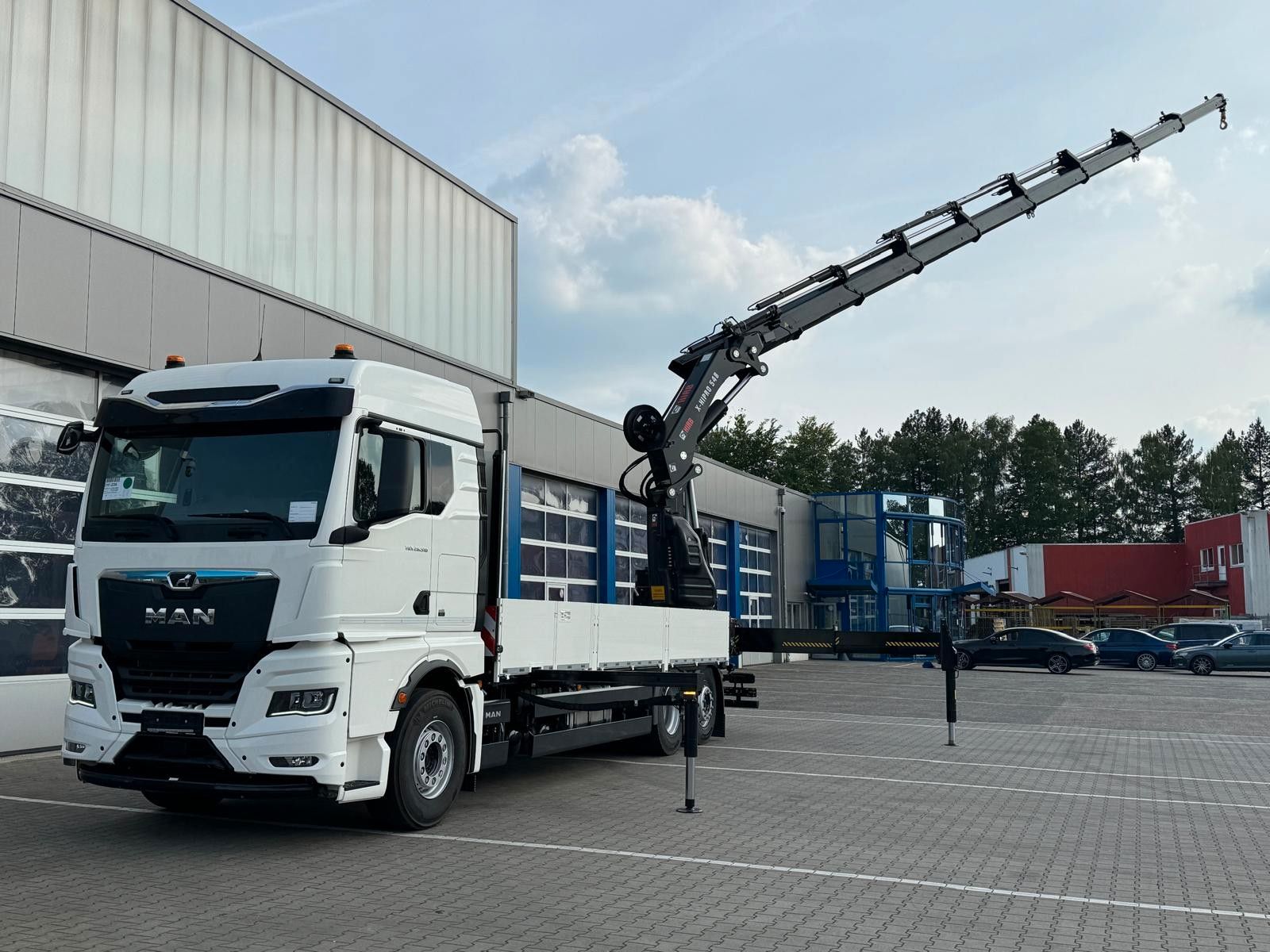 Fahrzeugabbildung MAN TGX 26.510 Container-Pritsche  HIAB 548-E8 / 6x2