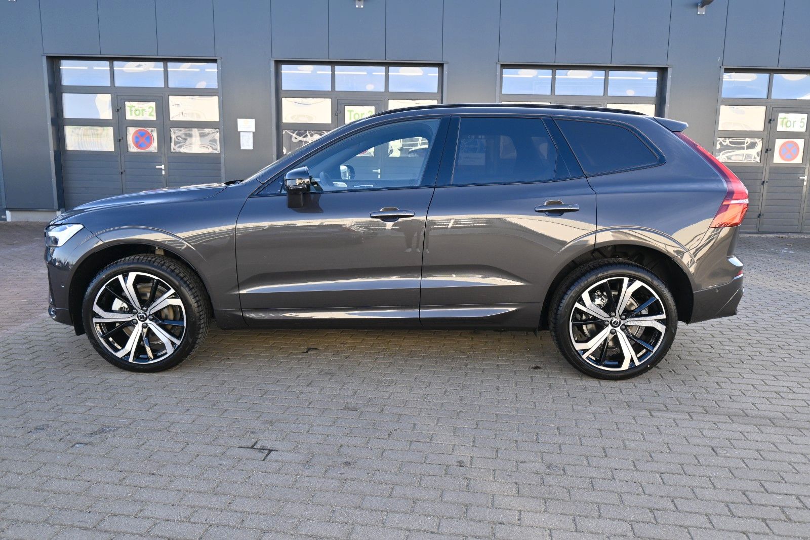 Fahrzeugabbildung Volvo XC60 B5 AWD Ultra Dark*LUFT*360°*ACC*B&W*AHK