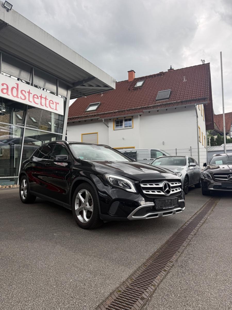 Mercedes-Benz GLA 220*4Matic*Panorama*Leder*LED*Navi*PDC*