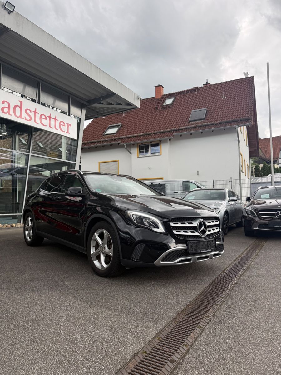 MERCEDES-BENZ GLA 220*4Matic*Panorama*Leder*LED*Navi*PDC*