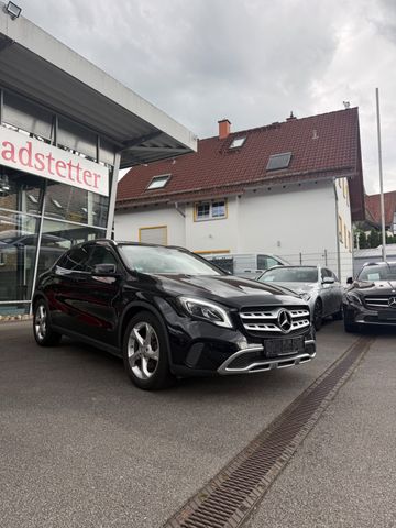 MERCEDES-BENZ GLA 220*4Matic*Panorama*Leder*LED*Navi*PDC*