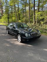 Mercedes-Benz E 280 4MATIC AVANTGARDE, Facelift, Leder, Automa - blaue Mercedes-Benz E 280