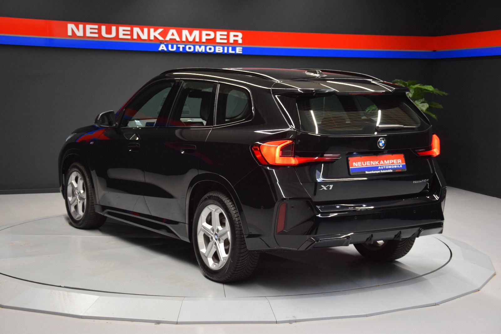 Fahrzeugabbildung BMW X1 sDrive 20 i Steptr. M Sport ACC Memory Leder