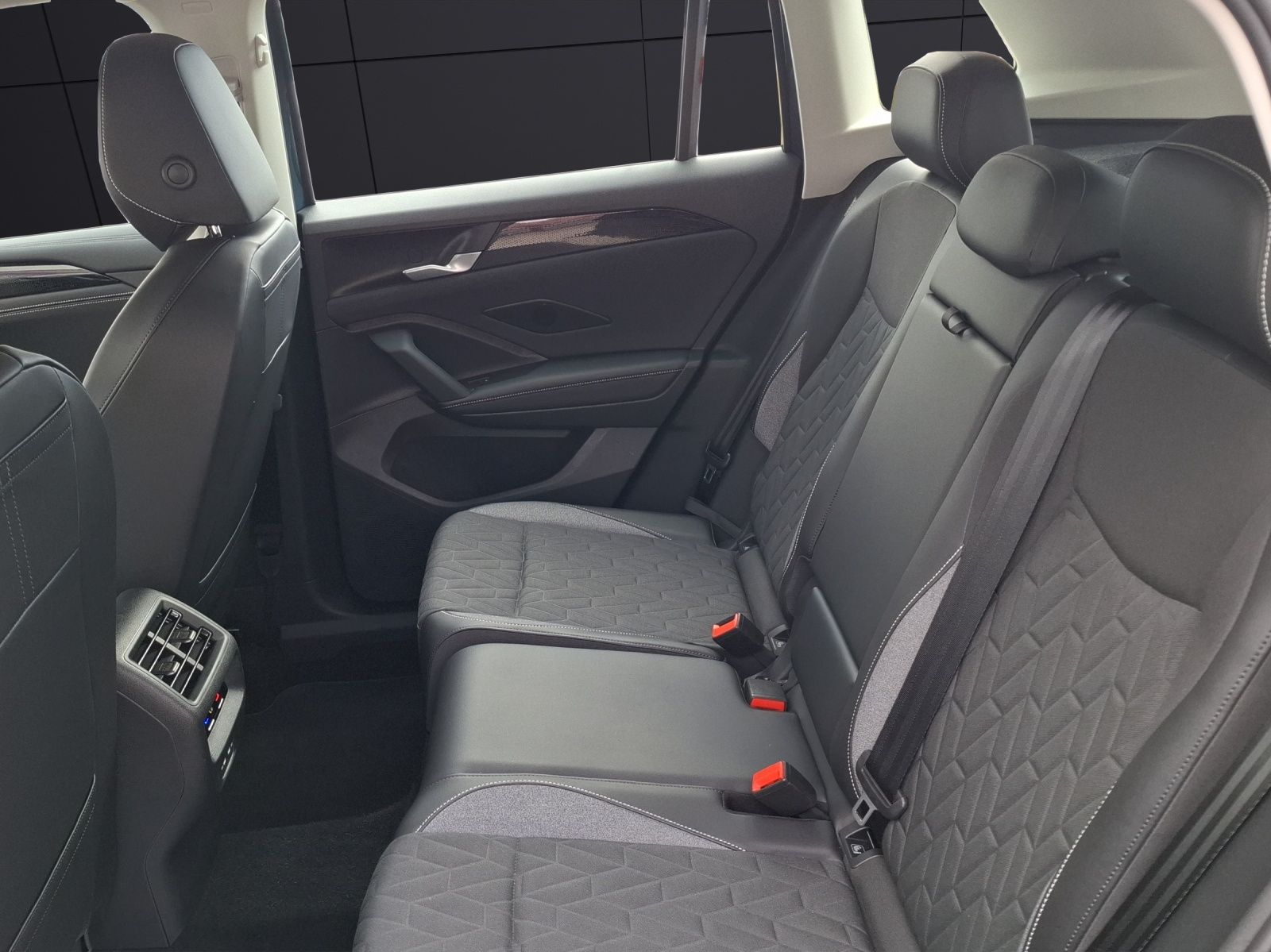 Fahrzeugabbildung Volkswagen Tiguan eTSI Goal LED AHK Navi AID ACC RFK SHZ