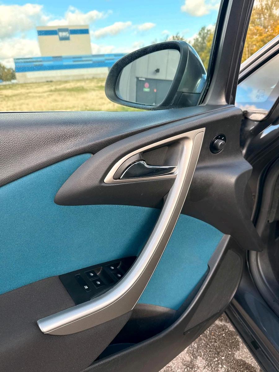 Opel Astra 2012 — photo 9